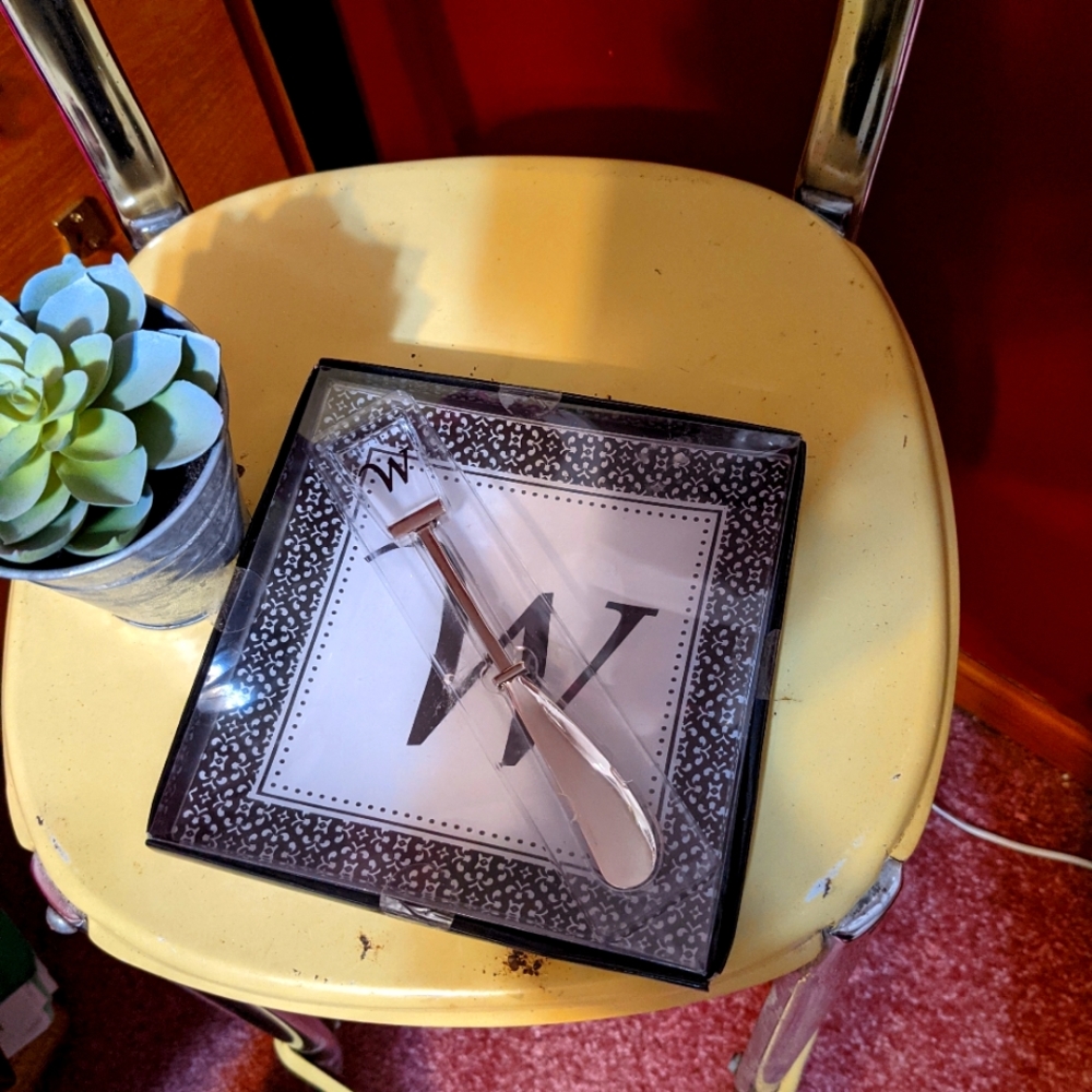 "W" butter dish